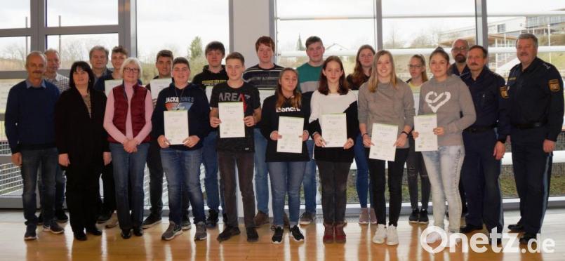 Zahlreiche Ehrengäste nahmen an der Verabschiedung der Schüler- und Buslotsen teil. Sie dankten den Jugendlichen für ihren ehrenamtlichen Dienst um die Sicherheit auf dem Weg zur Schule. Bild: weu