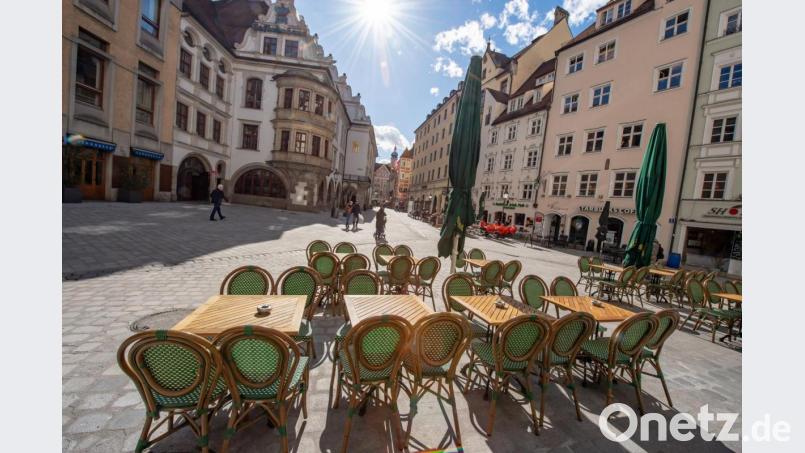 Angst vor Corona: Im Cafe vor dem Hofbräuhaus ist trotz bestem Wetter kein Gast. Bild: Peter Kneffel
