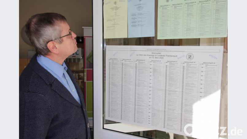 Vor dem Besuch des Wahllokals noch ein schneller Blick auf die lange Kanididatenliste, wie hier in Tirschenreuth. Bild: kro