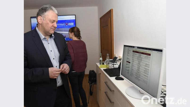 Die externe Technik, über die eigentlich die Ergebnisse aus den Wahlbezirken auf der Internetseite des Landratsamts eingespielt werden sollen, streikt. Gut, dass die EDV-Experten des Landratsamts übers hauseigene Intranet vorgesorgt haben. Allerdings sind die Zahlen nur hier zu sehen. Bild: Petra Hartl