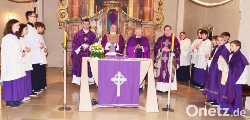 Konzelebration beim Pontifikalamt (von links): Pater Ryszard, Bischof Gregor Maria Hanke, Dompropst Alfred Rottler und Pfarrer Konrad Willi. Bild: no