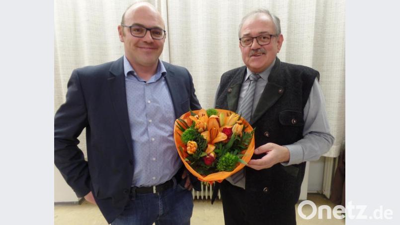 Als noch amtierender Bürgermeister gehört Gerhard Löckler (rechts) zu den ersten Gratulanten bei der Wahl von Johannes Schmid zum künftigen Gemeindeoberhaupt. Er überreicht einen Blumenstrauß für Schmids Ehefrau Daniela. Bild: br