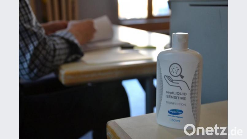 Wer will, kann vor und oder nach der Stimmabgabe das von der Stadt Amberg zur Verfügung gestellte Desinfektionsmittel benutzen. Bild: tk