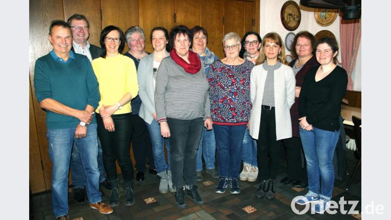 Der neuen GOV-Vorstandschaft unter Führung von Vorsitzendem Martin Stigler (links) und seiner Stellvertreterin Sabine Prey (Dritte von rechts) wünschten Bürgermeister Martin Prey (Zweiter von links) und Kreisfachberaterin Heidi Schmid (Zweite von rechts) eine erfolgreiche Zukunft. Bild: boj