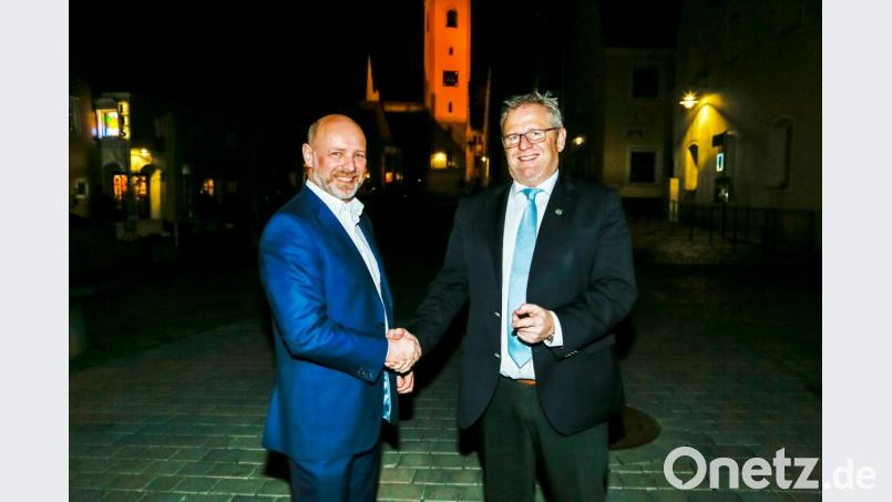Sie gehen in zwei Wochen in die Stichwahl: Amtsinhaber Oberbürgermeister Andreas Feller (CSU, rechts) und UW-Kandidat Kurt Mieschala. Bild: Hösamer