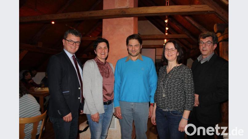 Bürgermeister Martin Birner (links) und Kreisfachberater Wolfgang Grosser (rechts) gratulierten Nicola Erdmann, Markus Böhner und Sandra Scherr (von links), der neuen Dreierspitze des GOV Fuhrn. Bild: pko