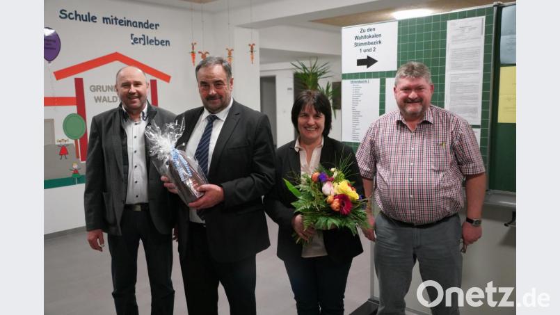 Der alte und neue Waldthurner Bürgermeister freute sich mit seiner Ehefrau Hilde über den überwältigenden Vertrauensbeweis. Es gratulierten auch 2. Bürgermeister Roman Bauer (links - Freie Wähler) und 3. Bürgermeister Hans-Peter Reil (rechts) von der SPD. Bild: fvo