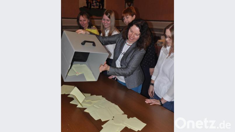 Für die Auszählung im Rathaus brauchten (von links) Marianne Mark, Laura Schaller, Anja Mages, Sandra Zölch und Saskia Weigl nur fünf Minuten. Bild: ws