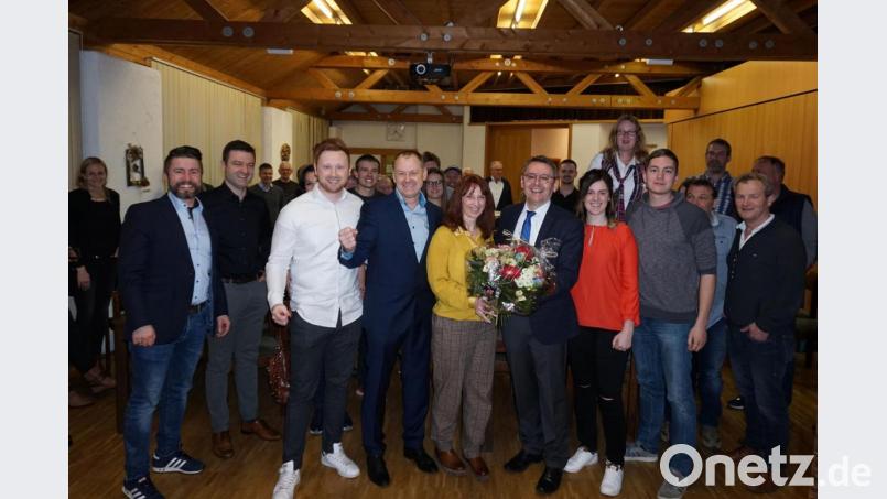 Die Stimmung im Ebermannsdorfer Pfarrheim war prächtig: Erich Meidinger von der CSU (vorne, Vierter von links) wird neuer Bürgermeister in Ebermannsdorf. Bild: wec