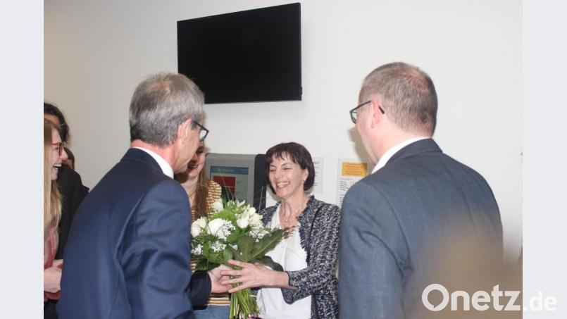 Blumen für Petra Schäffler (Mitte) gab es vom CSU-Ortsvorsitzenden Werner Nickl (links). Bild: luk