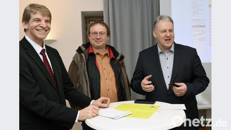 Auch nach dem Wahlkampf können sie gut miteinander: Zwei von Landrat Richard Reisingers (rechts) Gegenkandidaten, Michael Rischke und Peter Eckert (von links), sind in der kleinen Wahlzentrale im Landratsamt vorbei gekommen. Bild: Petra Hartl