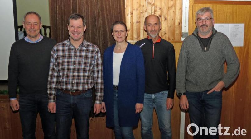 Viel Arbeit in die Weidener- und Steinwaldhütte steckt 2019 der DAV, Sektion Weiden mit (von links) zweitem Vorsitzenden Helmut Roßmann, Wegewart Helmut Windschiegl, Schriftführerin Laura Haug, Hüttenwart Karl-Heinz Pröls und Vorsitzender Stefan Schönberger. Bild: Dobmeier