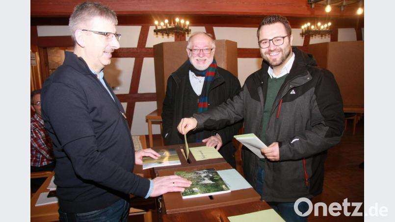 Bereits in den frühen Morgenstunden nutzte der CSU-Bereits in den frühen Morgenstunden nutzte der CSU-Bürgermeisterkandidat Matthias Grundler (rechts) die Möglichkeit, seine Stimmen abzugeben. Grundler war einziger Kandidat für das Amt des Bürgermeisters, nachdem Herbert Bauer (Bildmitte) nicht mehr antrat. Links im Bild Wahlhelfer Robert Haubner. Bild: wro