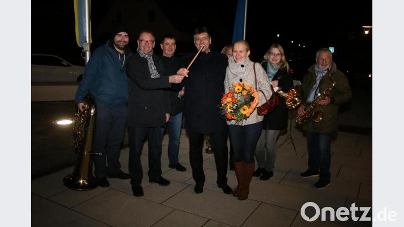 Nach dem Wahlerfolg darf der alte und neue Bürgermeister die Grafenwöhrer Stadtkapelle dirigieren. Bild: sne