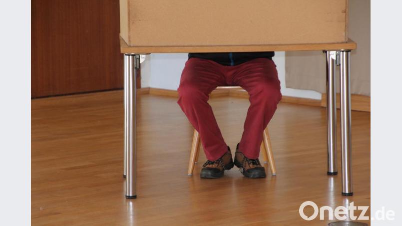 Im Sitzen wurden in Mähring die Wahlzettel ausgefüllt. Bild: kro