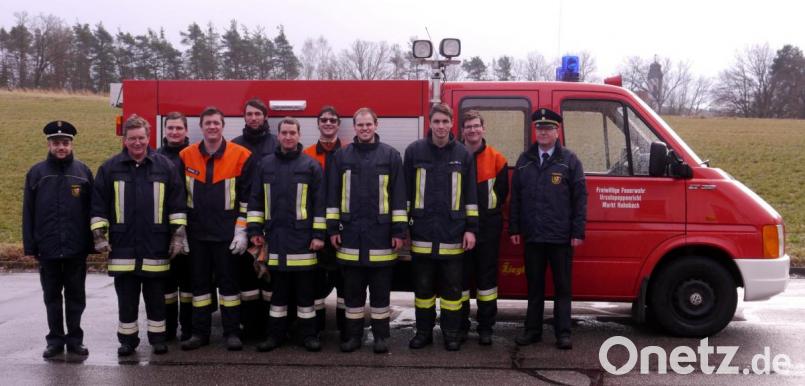 Nach der Leistungsprüfung (von links): Kreisbrandmeister Michael Iberer, Kommandant Richard Lösch, Klaus Götz, Stefan Schmidl, Andreas Mertel, Michael Götz, Sebastian Wiesgickl, Florian Gebhard, Alexander Kellner, Alexander Schmidbauer und Kreisbrandinspektor Christof Strobl. Bild: Nicole Koller