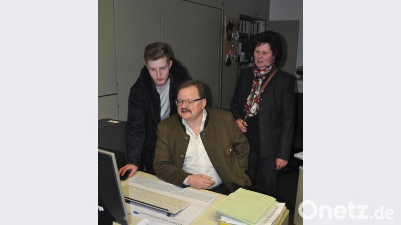 Im Rathaus verfolgte Bürgermeister Alfred Stier mit Sohn Josef und Ehefrau Martina das Eintreffen der Ergebnisse. Bild: ws