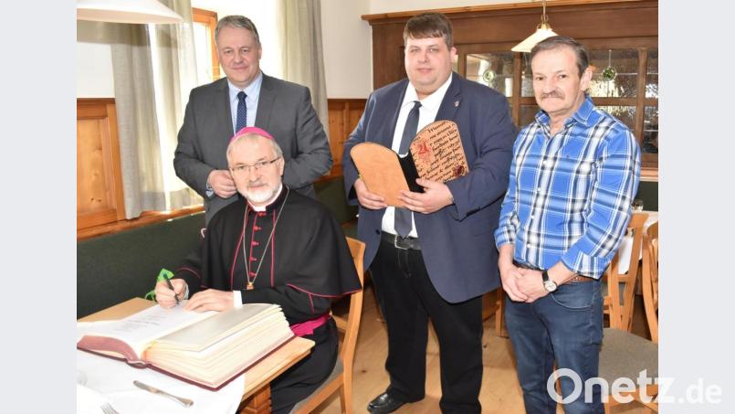 Beim Eintrag in das Goldene Buch der Gemeinde und des Landkreises (von links) Landrat Richard Reisinger, Bürgermeister Dieter Dehling und Kirchenpfleger Peter Falk. Bild: no