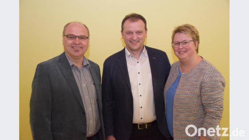 Bürgermeister Anton Kappl (Mitte) hat gut lachen angesichts seines Wahlerfolgs. Ehefrau Maike und zweiter Bürgermeister Karl Liegl gratulieren. Bild: fz