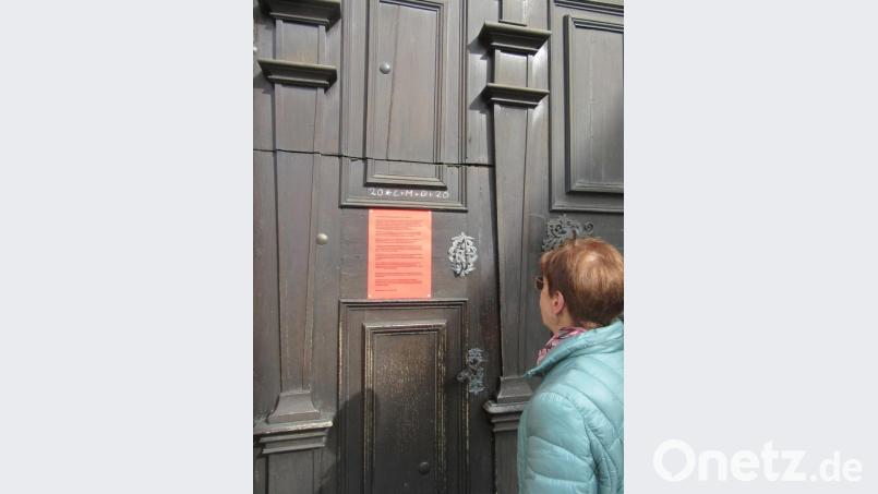 Seit Samstag informiert Hinweis am Portal über die neue Situation im Hinblick auf die Gottesdienste an den nächsten beiden Wochenenden in der Basilika. Bild: kgg