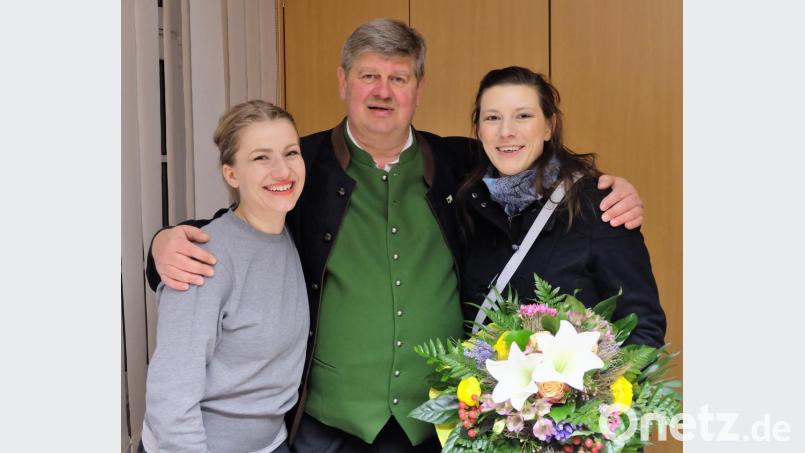 Erleichtert über das Ergebnis zur Wiederwahl nimmt Martin Schregelmann seine beiden jungen Konkurrentinnen Moni Waldeck (links) und Lissy Waldeck (rechts) nach deren Gratulationen in den Arm. Bild: wlr