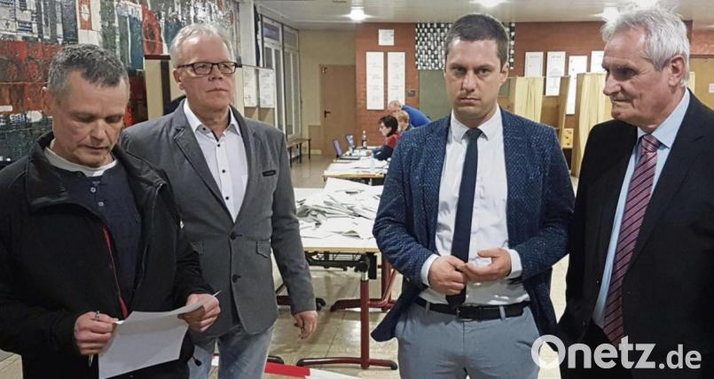 Wahlleiter Michael Balzer (von links) gibt das Wahlergebnis bekannt. Die Bürgermeisterkandidaten Bernd Kuhbandner (AWE), Wolfgang Söllner (CSU) und Manfred Kratzer (SPD) haben mit einer Stichwahl gerechnet. Dass sich Söllner gleich im ersten Wahlgang durchsetzt, hat alle überrascht. Bild: esc