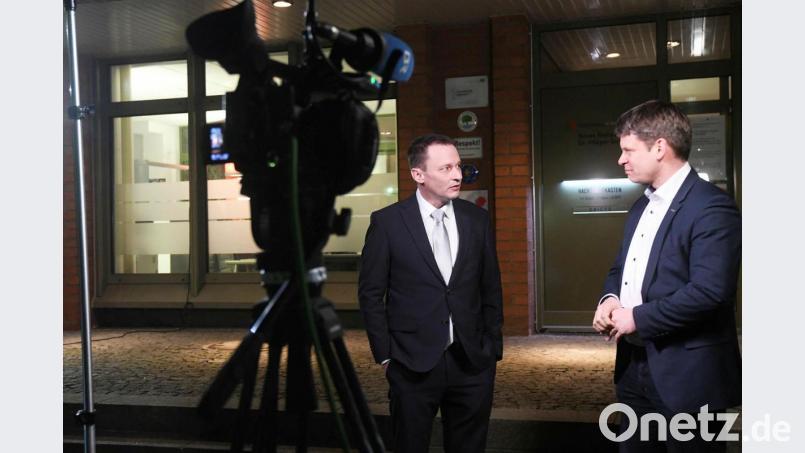 Nicht nur beim TV-Interview vor dem Rathaus kommen sich Jens Meyer (SPD, links) und Benjamin Zeitler (CSU) am Wahlabend nahe. Bild: Gabi Schönberger