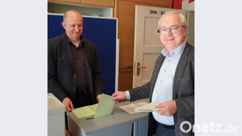 In der ehemaligen Mädchenschule gab Gottfried Beer (rechts) seine Stimme ab. Bei der Stichwahl kann auch er die Briefwahl nutzen. Bild: ws