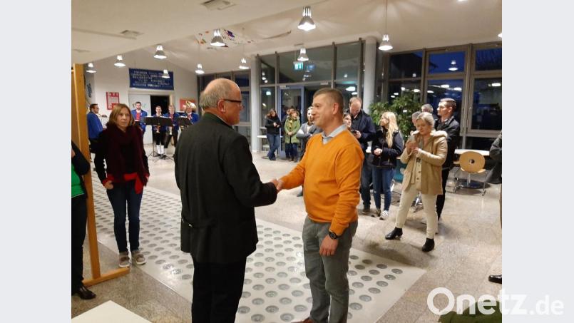 Neuer und alter Amtsinhaber: Der scheidende Bürgermeister Michael Bauer (links), ebenfalls ein Freier Wähler, gratuliert seinem Nachfolger Dietmar Schaller mit einem kräftigen Händedruck. Bild: ise