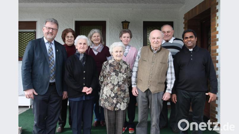Margaretha Hartwig (Mitte) genießt die Feier zum 90. Geburtstag und die guten Wünsche von Pfarrer Julius Johnrose (rechts) und Bürgermeister Johann Maurer (links). Bild: pi