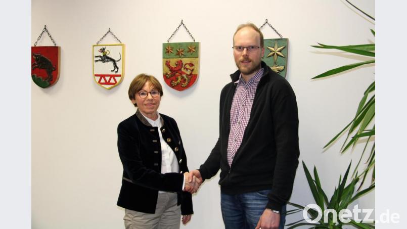 Amtsinhaberin Marianne Rauh steht vor ihrer dritten Amtsperiode. Mit 58,1 Prozent ist sie erneut an die Spitze der Gemeinde gewählt. Zu den ersten Gratulanten zählt Matthias Kneidl, Geschäftsleiter der Neustädter Verwaltungsgemeinschaft. Bild: prh