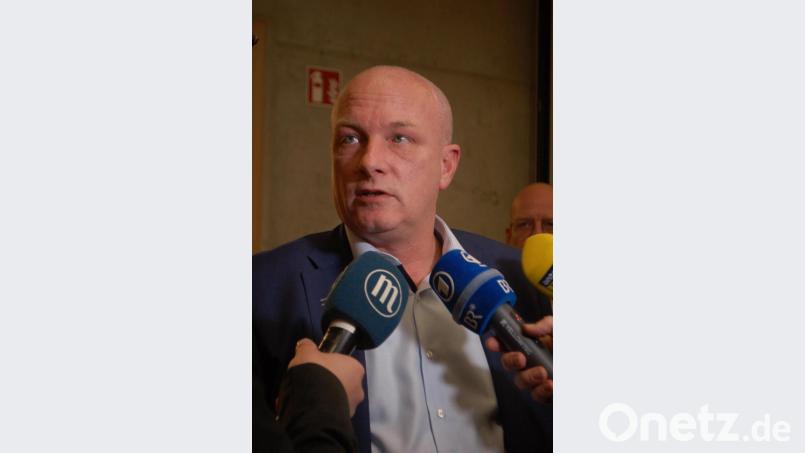 Gefasst reagierte Joachim Wolbergs (Brücke) auf das Ergebnis. Bild: gib