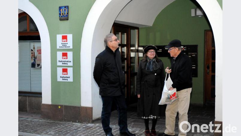 Keine Wahlparty bei der Amberger SPD. Die Zusammenkunft war wegen des Coronavirus abgesagt worden. Einige Interessierte trafen sich dennoch vor dem Fran-Xaver-Kemeter-Haus in der Seminargasse. Bild: Stephan Huber