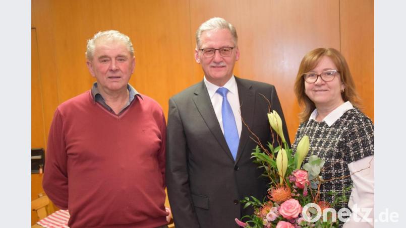 Josef Hammer (Mitte) fährt ein Traumergebnis ein, zu dem Ehefrau Carolin und Gemeindewahlleiter Michael Wurzer gratulieren. Bild: fz
