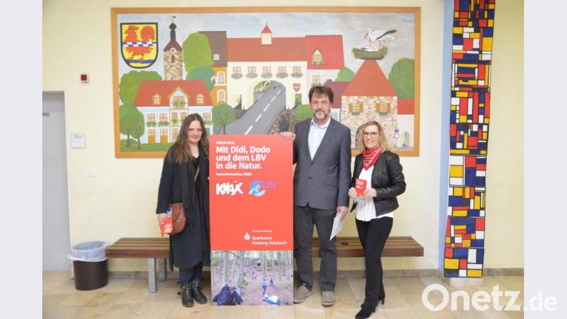 Naturführerin Daniela Reisch (links); Kathrin Schmidt (Sparkasse) und Rektor Heinz Meinl (von rechts) präsentieren das Freizeitprogramm. Bild: ibj