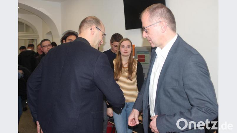 Nicht mit der Hand, sondern mit dem Ellenbogen gratulierte FW-Landratskandidat Ely Eibisch Roman Schäffler (von links) zu seinem Ergebnis. Bild: luk