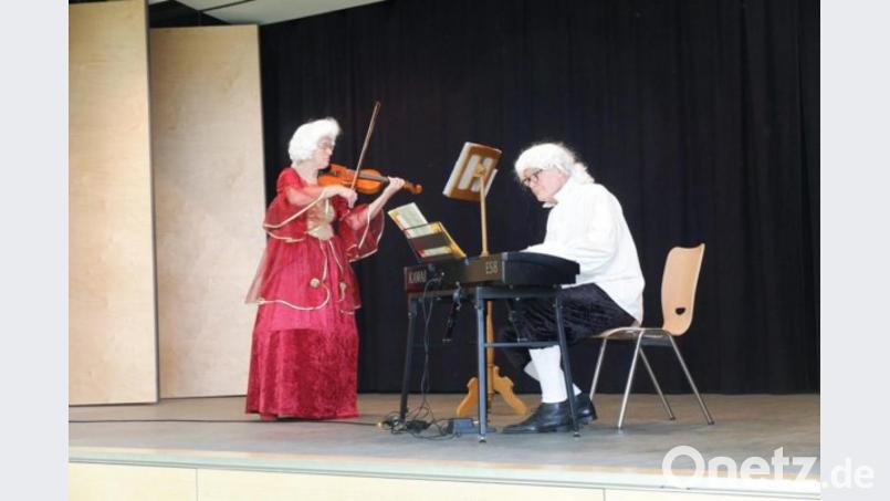 Nannerl und Wolferl beim Musizieren in Ebermannsdorf. Die beiden Zeitreisenden sind im echten Leben Musiklehrer und haben zwar dieselben Vornamen wie die beiden Mozarts, aber jeweils andere Familiennamen: Anna Maria Feldmeier-Zeidler und Wolfgang Herrneder macht der Besuch in Ebermannsdorf sichtlich Spaß. Bild: wec