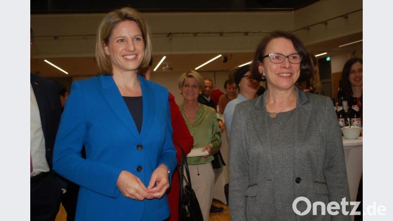 Kein Handshake wegen Corona: Die beiden OB-Kandidatinnen, die es in die Stichwahl geschafft haben, im Sicherheitsabstand: Astrid Freudenstein (links) und Gertrud Maltz-Schwarzfischer. Bild: gib