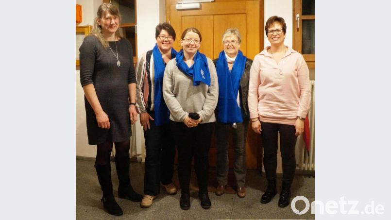 Heike Klein (rechts) und Bettina Lottner (links) heißen Sonja Markl, Sonja Walbrun und Heike Meixner (von links) im Frauenbund willkommen. Sie erhielten den blauen Vereinsschal. Bild: weu