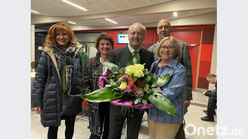 Blumen auch für den Verlierer Armin Betz (Mitte), aber zum Lachen ist der CSU-Mannschaft eigentlich nicht: Rita Rosner, Harald Gollwitzer, Doris Betz, Andrea Gollwitzer (von rechts). Bild: Eichl