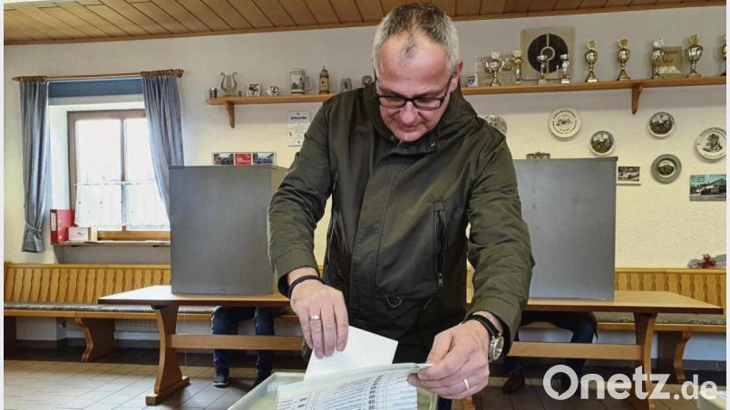 Keine echte Überraschung. Hubert Kraus (CSU) bleibt Bürgermeister von Pullenreuth. Der beliebte Rathauschef darf eine weitere Amtszeit seine gute und engagierte Arbeit fortsetzen. Bild: exb