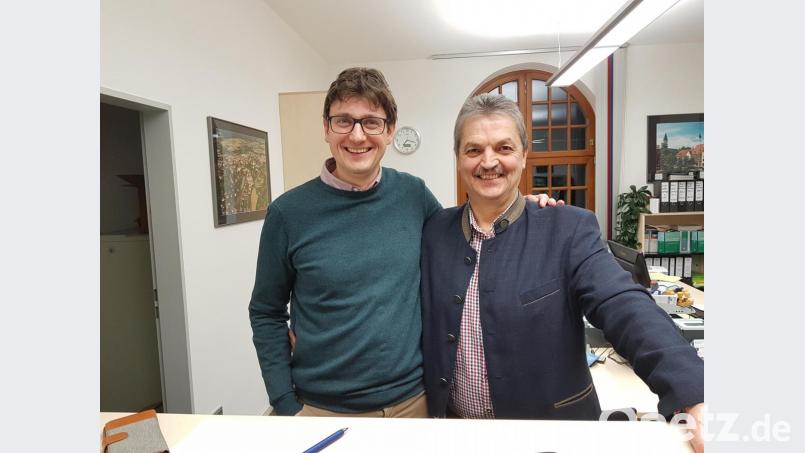 Bürgermeister Andreas Wutzlhofer (CSU) (rechts) bleibt in Vohenstrauß im Amt. Für den 61-Jährigen ist es die dritte Amtsperiode. Zu den ersten Gratulanten im Wahlbüro zählt Zweiter Bürgermeister Uli Münchmeier. Bild: ck