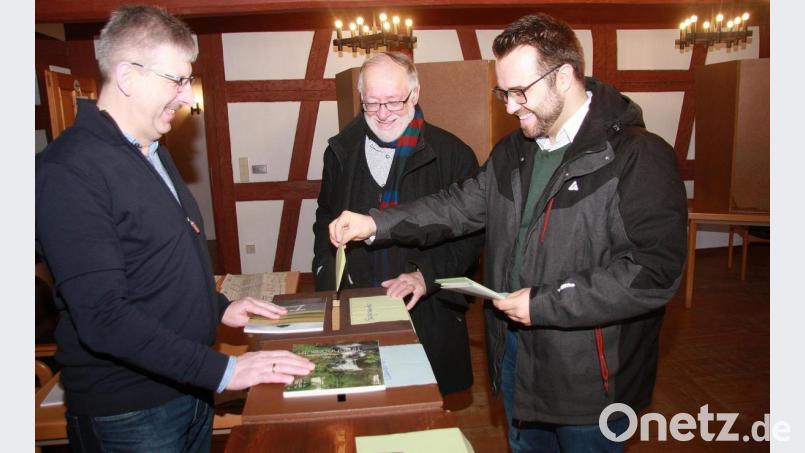 Matthias Grundler war mit einer der ersten, der im Sitzungssaal des Rathauses die Stimmzettel in die Urnen warf. Erwartungsgemäß wurde Grundler neuer Bürgermeister in Falkenberg. Zudem im Bild: Herbert Bauer (Bildmitte), der das Amt 24 Jahre lang innehatte. Links: Wahlhelfer Robert Haubner. Bild: wro