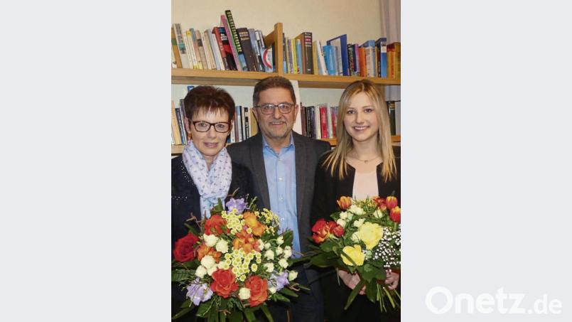 Angelika (links) und Tamara Tauber (rechts) freuen sich über die Wiederwahl von Ehemann beziehungsweise Papa Franz Tauber zum Bürgermeister von Mehlmeisel. Bild: exb/Henrik Vorbröker
