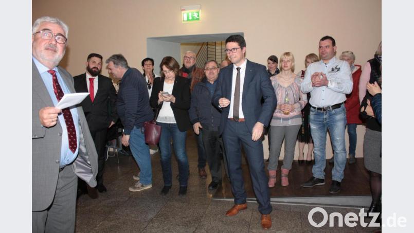 Bürgermeister Rupert Troppmann (links) verkündet die Stimmverteilung für seinen Nachfolger. Bild: ui
