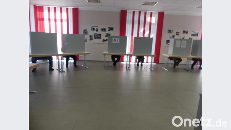 Die Wahlkabinen waren meist alle belegt. Bild: rn