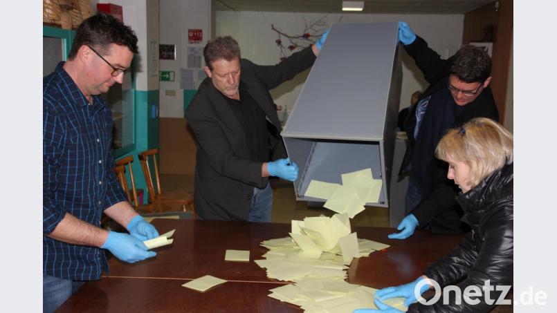 Die Wahlurne mit den Bürgermeisterstimmzetteln wird in Pechbrunn ausgeschüttet. Bild: kro
