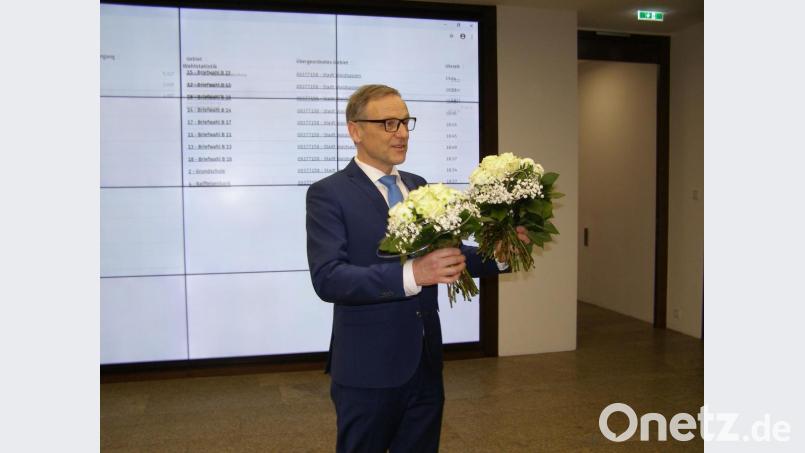 Mit drei Blumensträußen kam Bürgermeister Bernd Sommer ins Foyer. Bild: pz