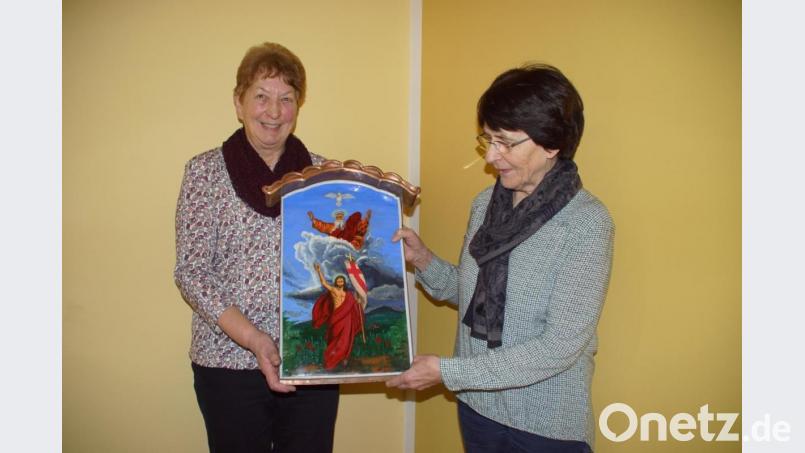 OWV-Vorsitzende Lisbeth Balk (links) und Schatzmeisterin Betty Wirnshofer mit dem restaurierten Bild der heiigen Dreifaltigkeit, das im Frühjahr wieder an seinen angestammten Platz kommen soll. Bild: mmj