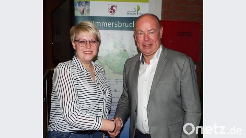 SPD-Herausforderin Lisa Hartinger gratuliert dem wiedergewählten Bürgermeister Roland Strehl (SCU). Bild: e